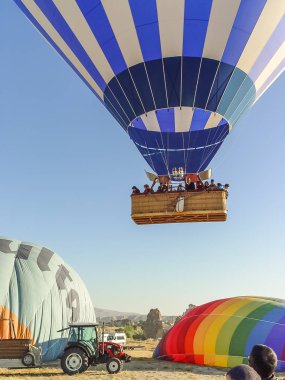 Üzerinde uçan ve Cappadocia açılış sıcak hava balonları 