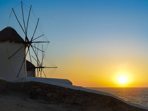 Пять декоративных ветряных мельниц популярное туристическое направление в Майконе
