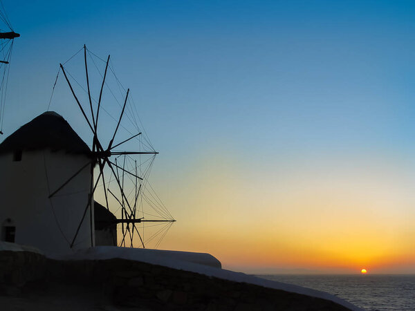 Пять декоративных ветряных мельниц популярное туристическое направление в Майконе
