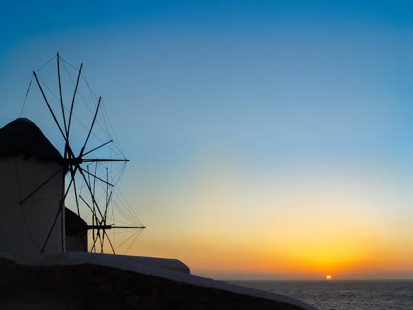5 装飾的な風車の Mykon で人気の観光地 — ストック写真