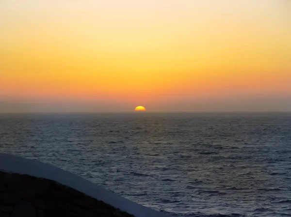 El atardecer en la isla de Mykonos cyclides en Grecia — Foto de Stock