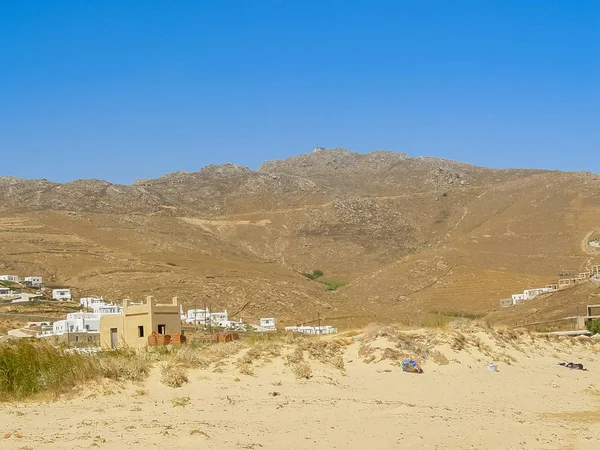 Playa de Ftelia bajo el cielo azul en Mykonos, Grecia — Foto de Stock