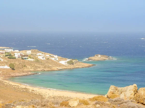 Ftelia strand onder de blauwe hemel in Mykonos, Griekenland — Stockfoto