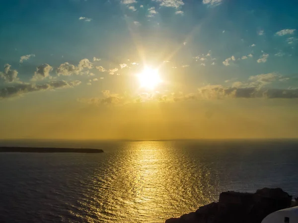 Incredibile vista sul tramonto nel villaggio di Oia a Santorini — Foto Stock