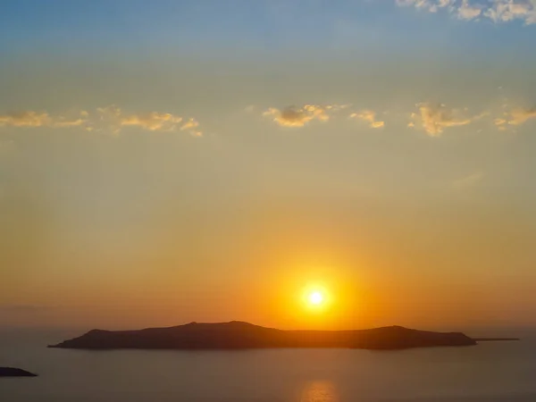 Isla de Santorini con la Iglesia Firostefani contra el atardecer — Foto de Stock