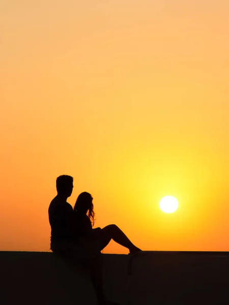 Couple enjoying Santorini island from the Firostefani Church bal — Stock Photo, Image