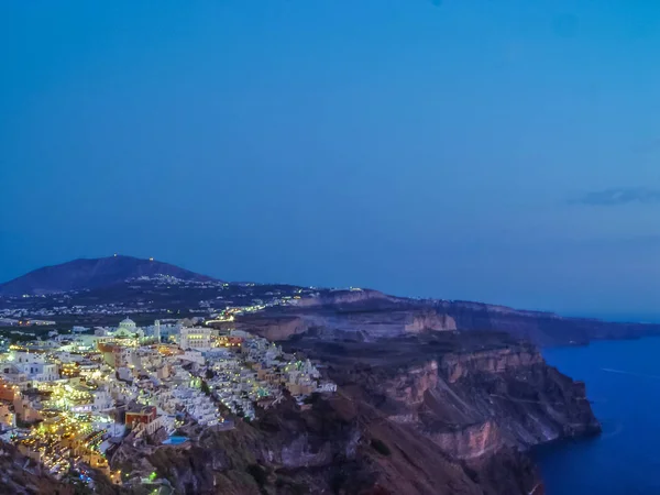 Fények Fira falu éjjel Santorini — Stock Fotó