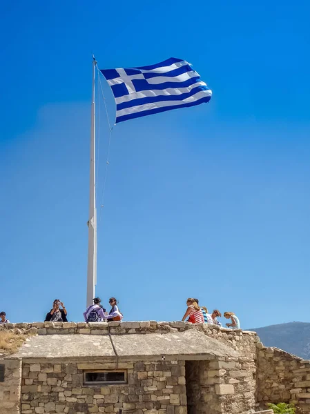 Greece flag at the Parthenon temple at the Acropoli — Stock Photo, Image