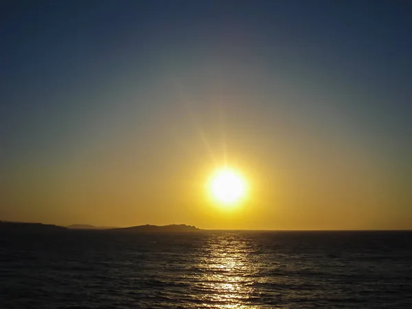 Der Sonnenuntergang auf Mykonos Radfahrerinsel in Griechenland — Stockfoto