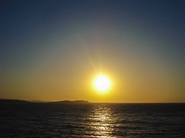 El atardecer en la isla de Mykonos cyclides en Grecia — Foto de Stock