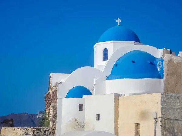 Weiße Häuser, Kirchen und blaue Kuppeln in oia village — Stockfoto