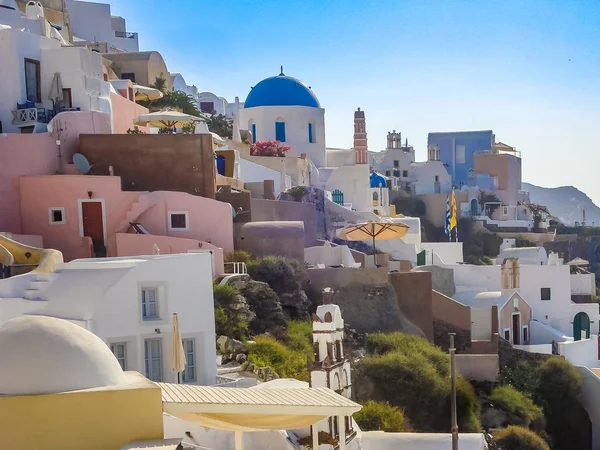 Vita hus, kyrkor och blå kupoler i byn Oia — Stockfoto