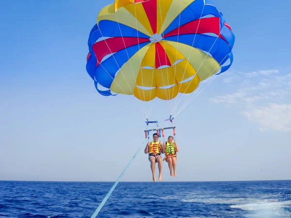 Parasailing in a blue sky in Santorini beach — Stock Photo, Image