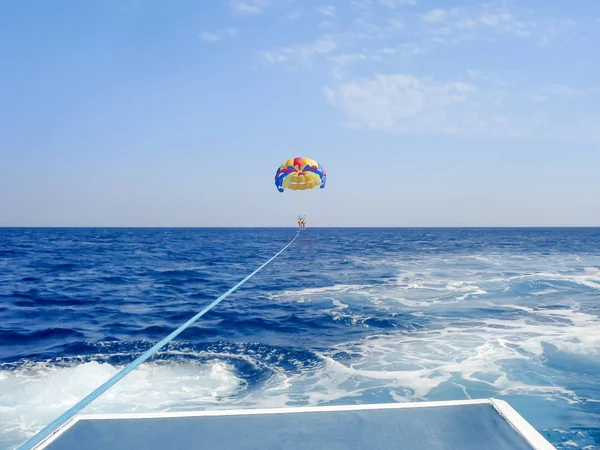Parasailing in a blue sky in Santorini beach — Stock Photo, Image