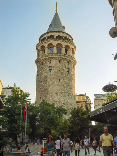Toeristen op de bovenkant van Galata Tower in Istanbul — Stockfoto