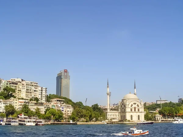 Ortakoy moskén vid kanalen Bosporen i Istanbul — Stockfoto