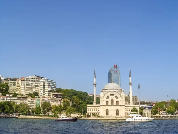 Ortakoy mešita v průplavu Bospor v Istanbulu — Stock fotografie
