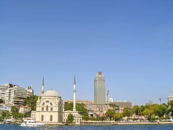 Ortakoy mešita v průplavu Bospor v Istanbulu — Stock fotografie