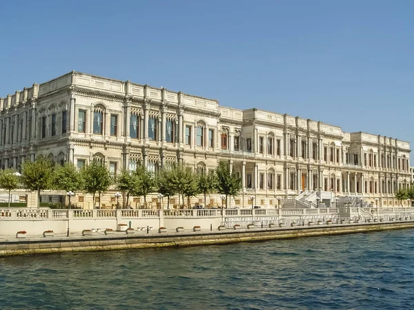 Palacio Dolmabahce situado junto al río en Estambul — Foto de Stock
