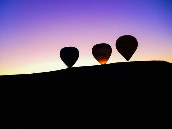 Sıcak hava balonları Kapadokya Vadisi'nin üzerinde uçan silüeti — Stok fotoğraf