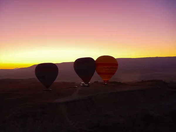 Sziluettjét a Cappadocia-völgy felett repülő léggömbök — Stock Fotó