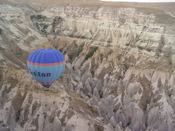 Montgolfières colorées survolant la Cappadoce — Photo