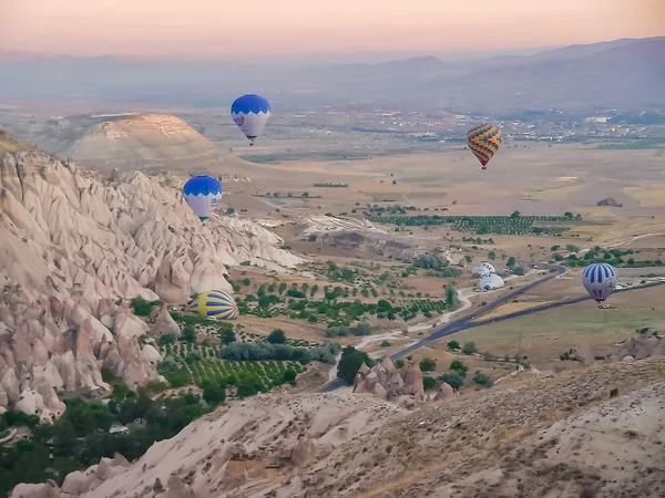 Montgolfières colorées survolant la Cappadoce — Photo