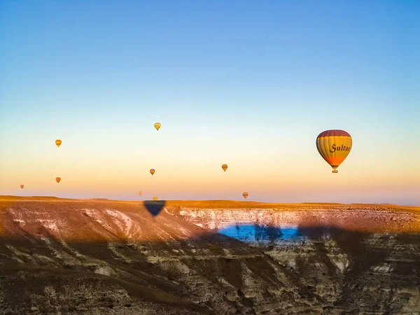 Kolorowe balony latające nad doliną w Cappadocia — Zdjęcie stockowe