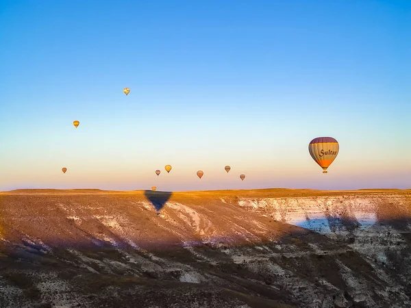 Красочные воздушные шары, летящие над долиной Каппадокии — стоковое фото