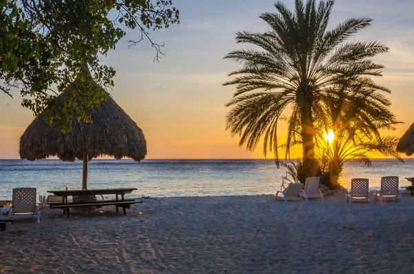 Spiaggia tramonto a Curacao un'isola dei Caraibi — Foto Stock