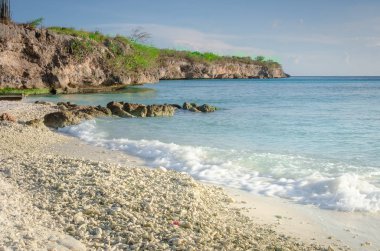 Mavi gökyüzü ile Porto Mari beyaz kum plaj