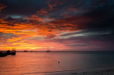yelken ile altın saat denizde tekneler demirli 