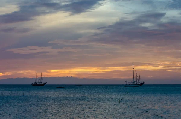 Золота година з вітрильними човнами на морі на якорі — стокове фото