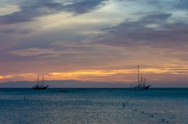 L'ora d'oro con barche a vela in mare ancorato — Foto Stock