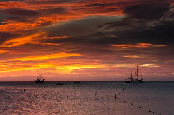 Золота година з вітрильними човнами на морі на якорі — стокове фото