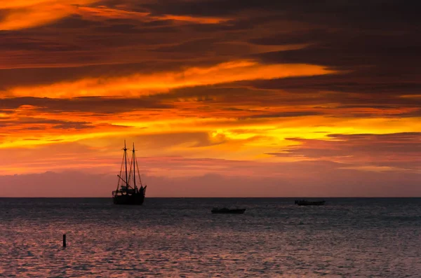 Het gouden uur met zeil boten op zee verankerd — Stockfoto