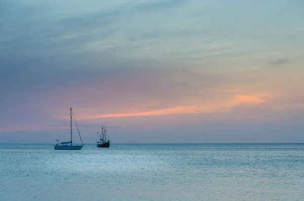 Вітрильники на морських суднах під заходом сонця — стокове фото