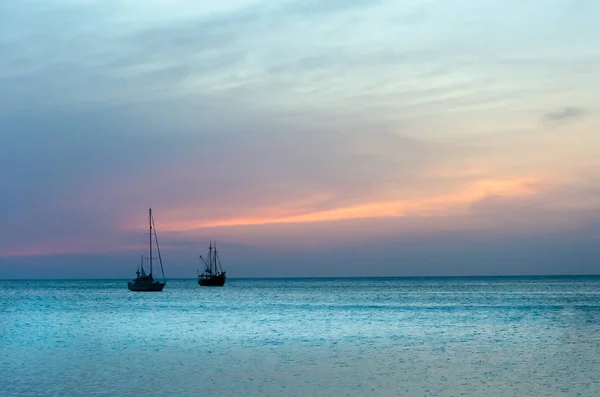 Barche a vela in mare che navigano sotto il tramonto — Foto Stock