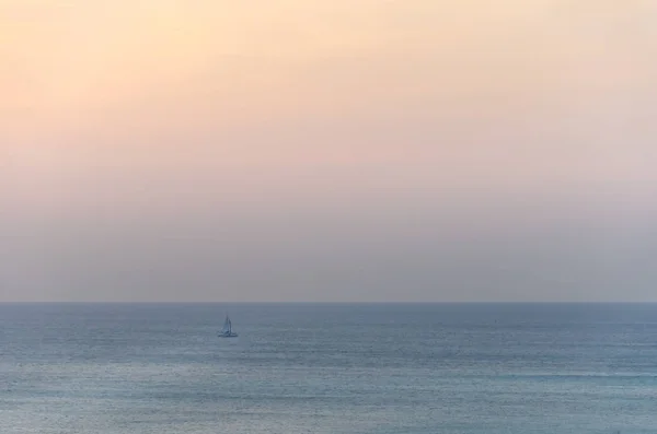 Barche a vela in mare che navigano sotto il tramonto — Foto Stock