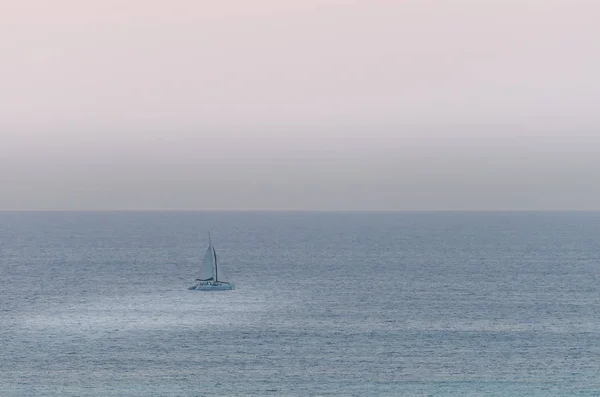 Barche a vela in mare che navigano sotto il tramonto — Foto Stock