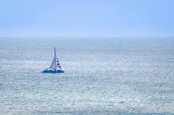 Tramonto in mare con la silhouette della barca spedizione — Foto Stock