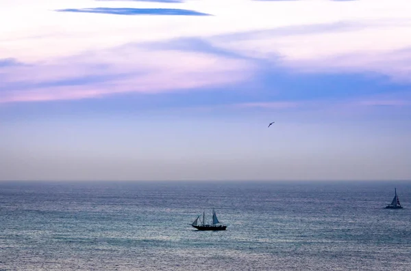 Twilight op zee met shipping boot silhouet — Stockfoto