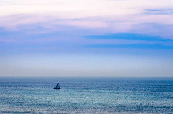 Tramonto in mare con la silhouette della barca spedizione — Foto Stock