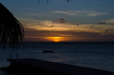 Curacao Porto Mari beach günbatımı. Karayipler geç öğleden sonra