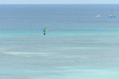 Mavi bir Karayip denizde yelken para 