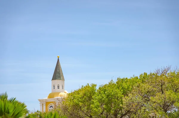 Detalhe de uma torre da igreja sozinha em Curaçao — Fotografia de Stock