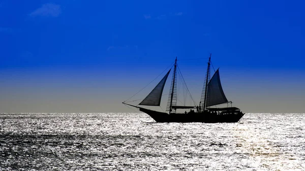 석양을 향해 항해 하는 바다에 범선 — 스톡 사진