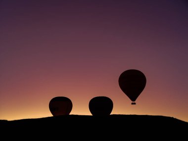 Sıcak hava balonları Kapadokya Vadisi'nin üzerinde uçan silüeti