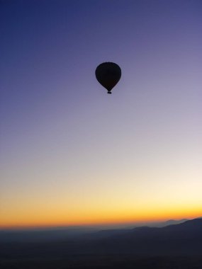 Sıcak hava balonları Kapadokya Vadisi'nin üzerinde uçan silüeti