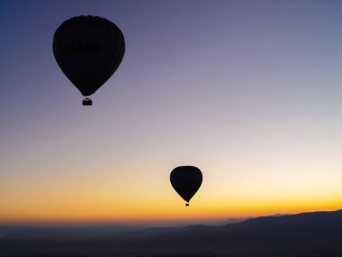Sıcak hava balonları Kapadokya Vadisi'nin üzerinde uçan silüeti